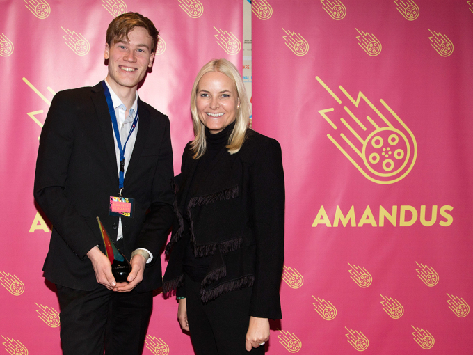 Kronprinsessen besøkte Amandusfestivalen i 2017. Her står hun sammen med Johannes Toft, som vant prisen for beste manus det året. Foto: Geir Olsen / NTB